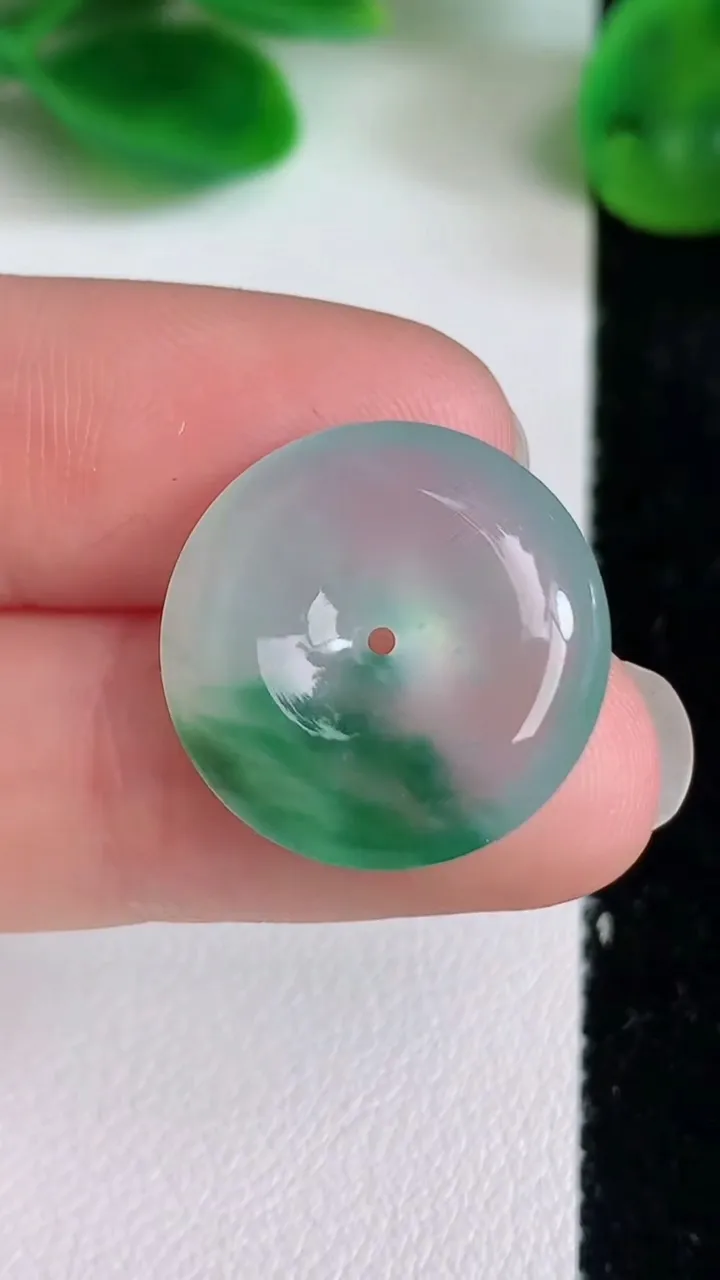 天然A货翡翠平安扣吊坠，尺寸19-5，重量:3.39g
6月22日
