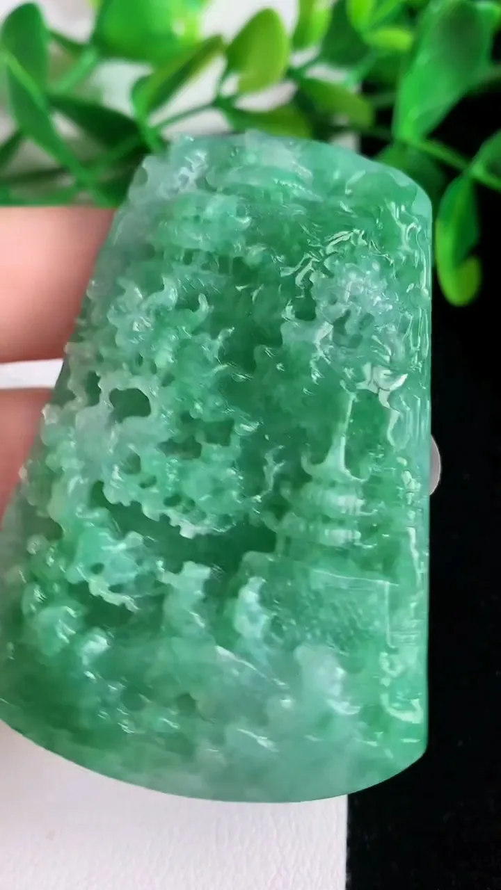 天然A货翡翠山水牌吊坠，尺寸62-42-11，重量:60.11g
6月22日
