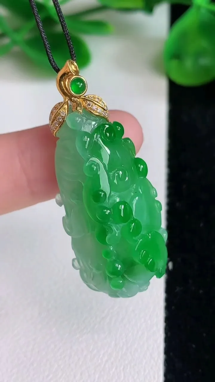 天然A货翡翠白菜吊坠，尺寸33.7-17.2-11.8，重量:10.12g
6月22日