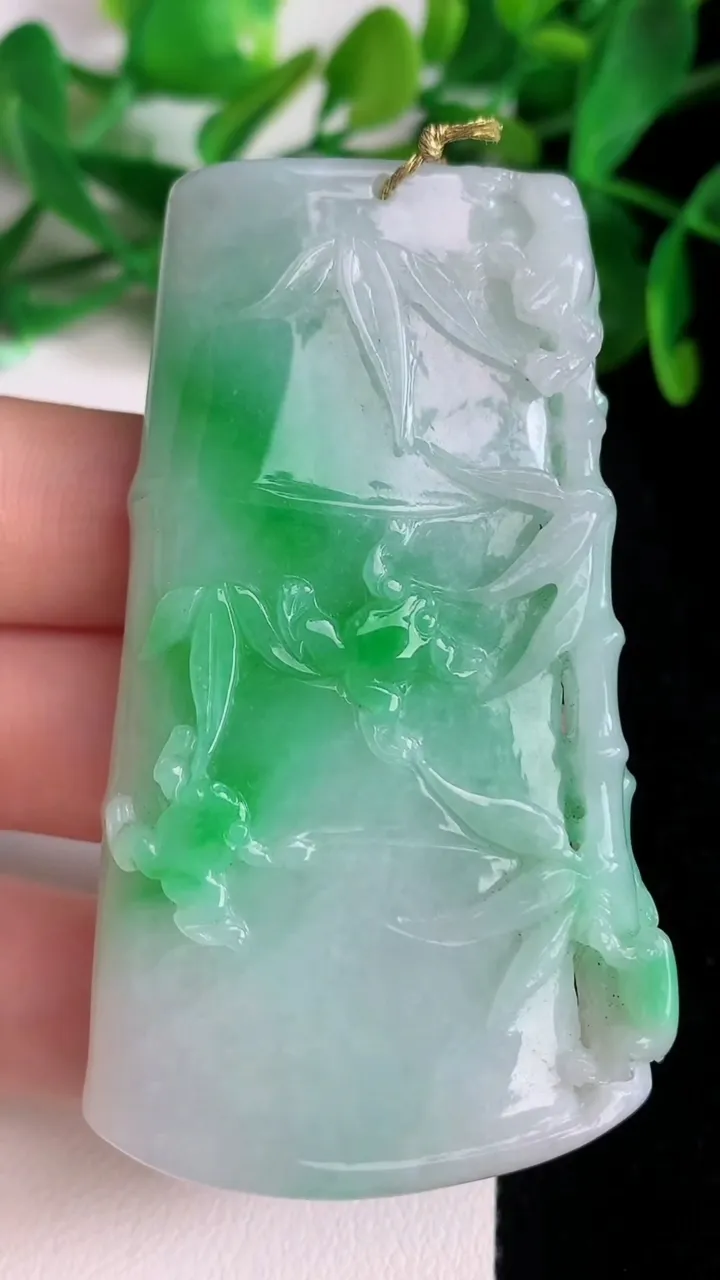 天然A货翡翠节节高升 竹节吊坠，尺寸65.4-37-10，重量:58.36g
6月22日