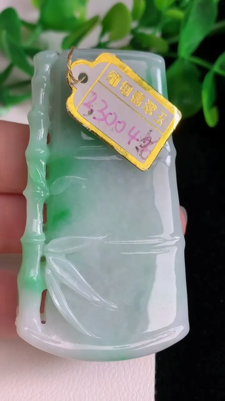 天然A货翡翠节节高升 竹节吊坠，尺寸65.4-37-10，重量:58.36g
6月22日