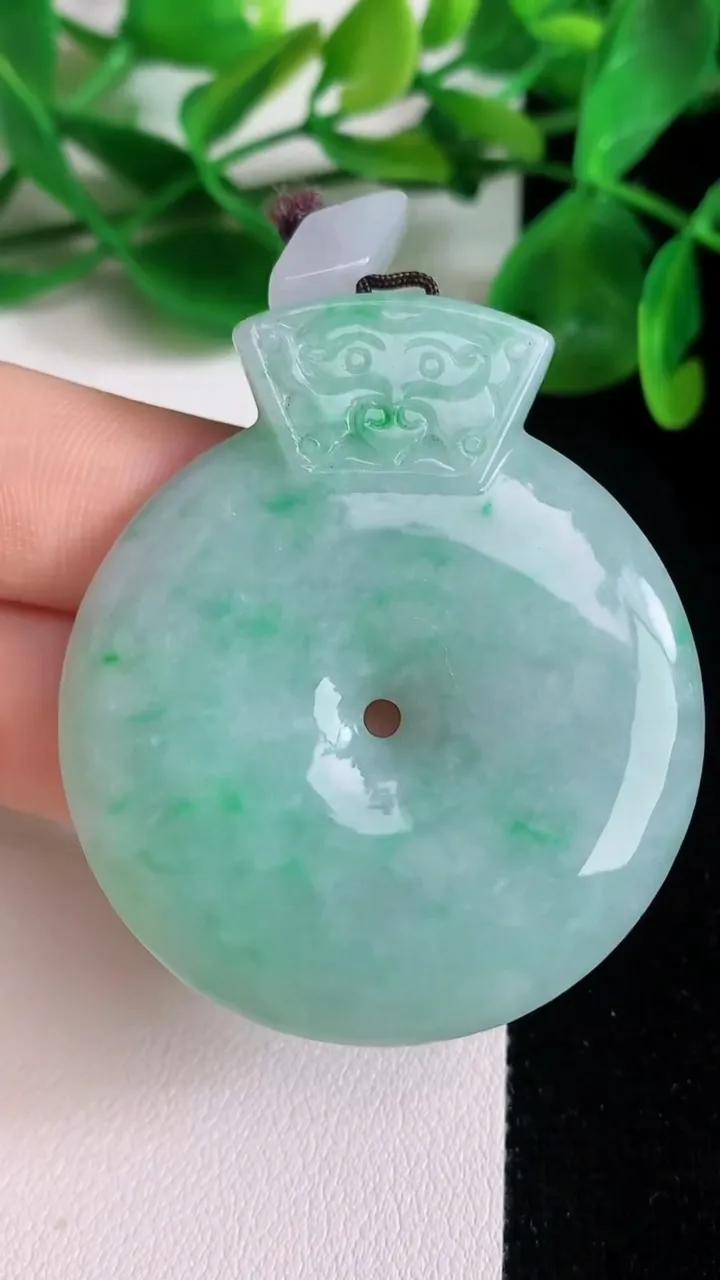 天然A货翡翠平安扣吊坠，尺寸49.2-42.7-5.8，重量:26.24g
6月22日