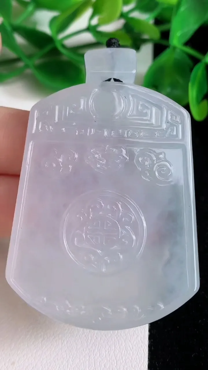 天然A货翡翠仿古无事牌吊坠，尺寸52-40.3-5.5，重量:30.82g
6月22日
