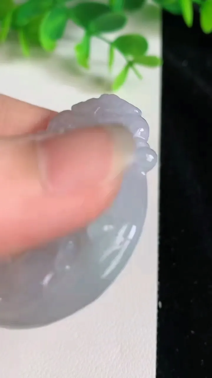 天然A货翡翠飘花麒麟吊坠，尺寸53.7-42-6，重量:24.04g
6月22日
