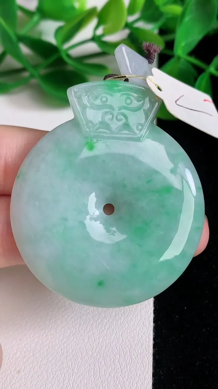 天然A货翡翠平安扣吊坠，尺寸49.2-42.7-5.8，重量:26.24g
6月22日