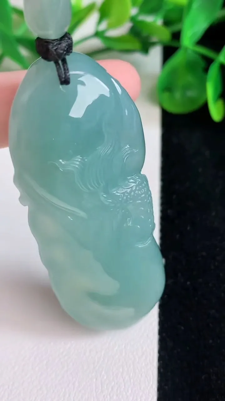 天然A货翡翠龙牌吊坠，尺寸63.5-25.3-13.6，重量:44.70g
6月22日