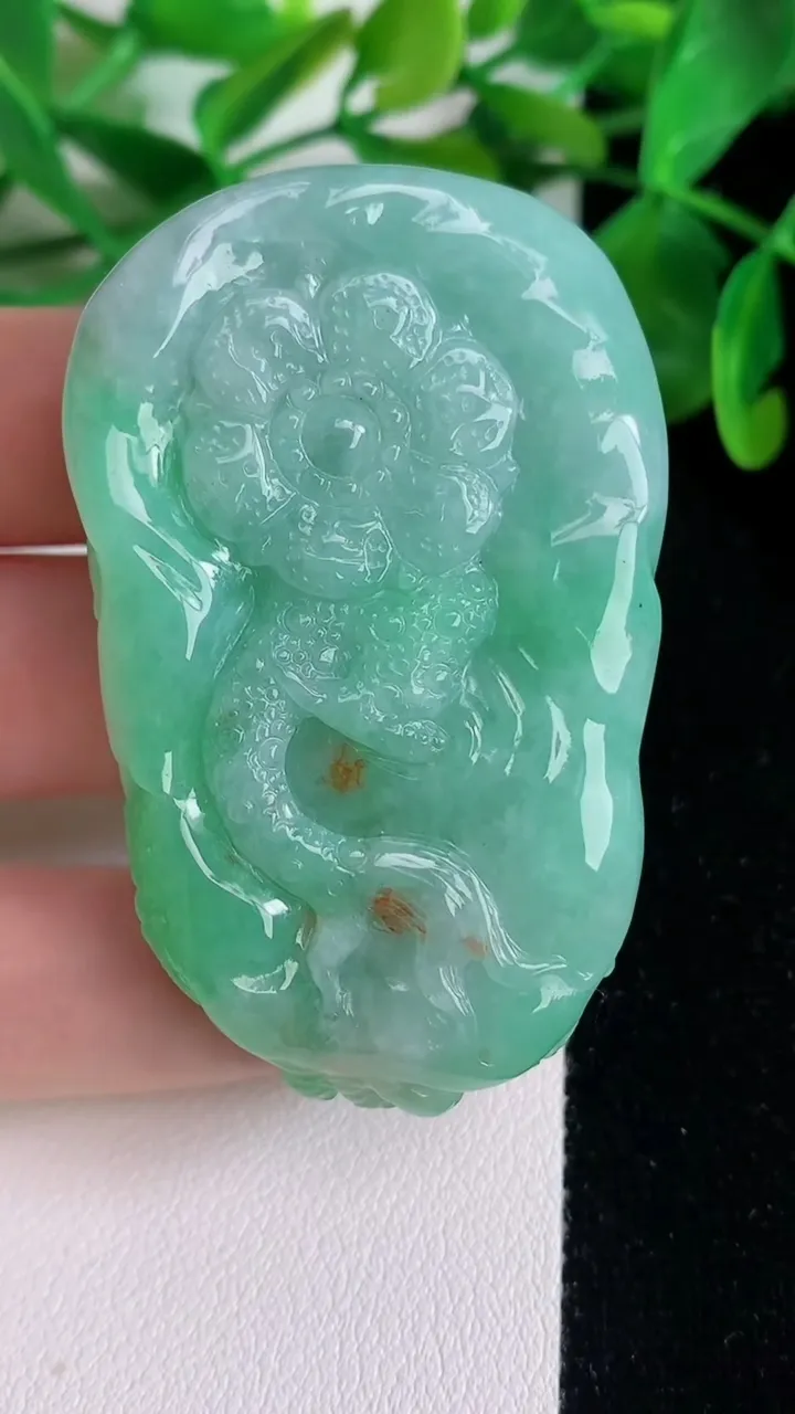 天然A货翡翠龙牌吊坠，尺寸57.3-35.4-12.7，重量:48.90g
6月22日