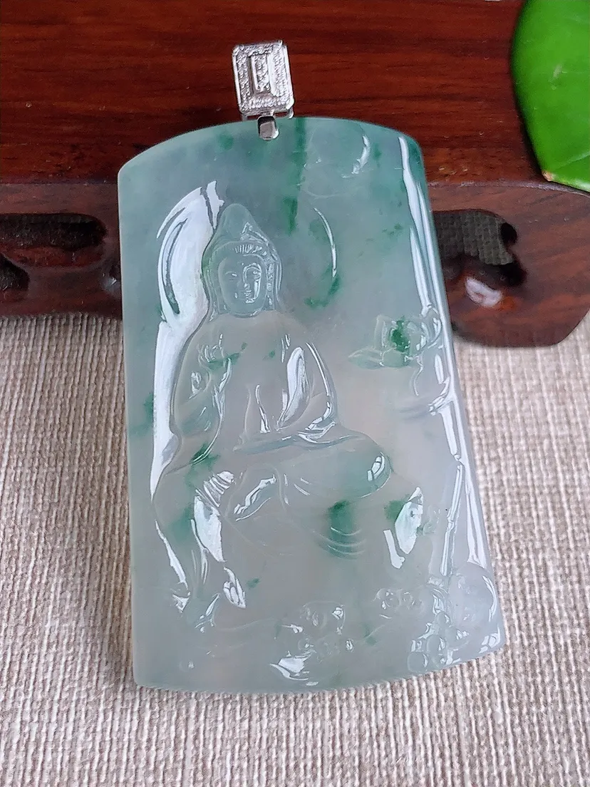 天然A货翡翠18K金伴飘花正装观音吊坠尺寸66×56.8×35×5m量27.66g 0621
