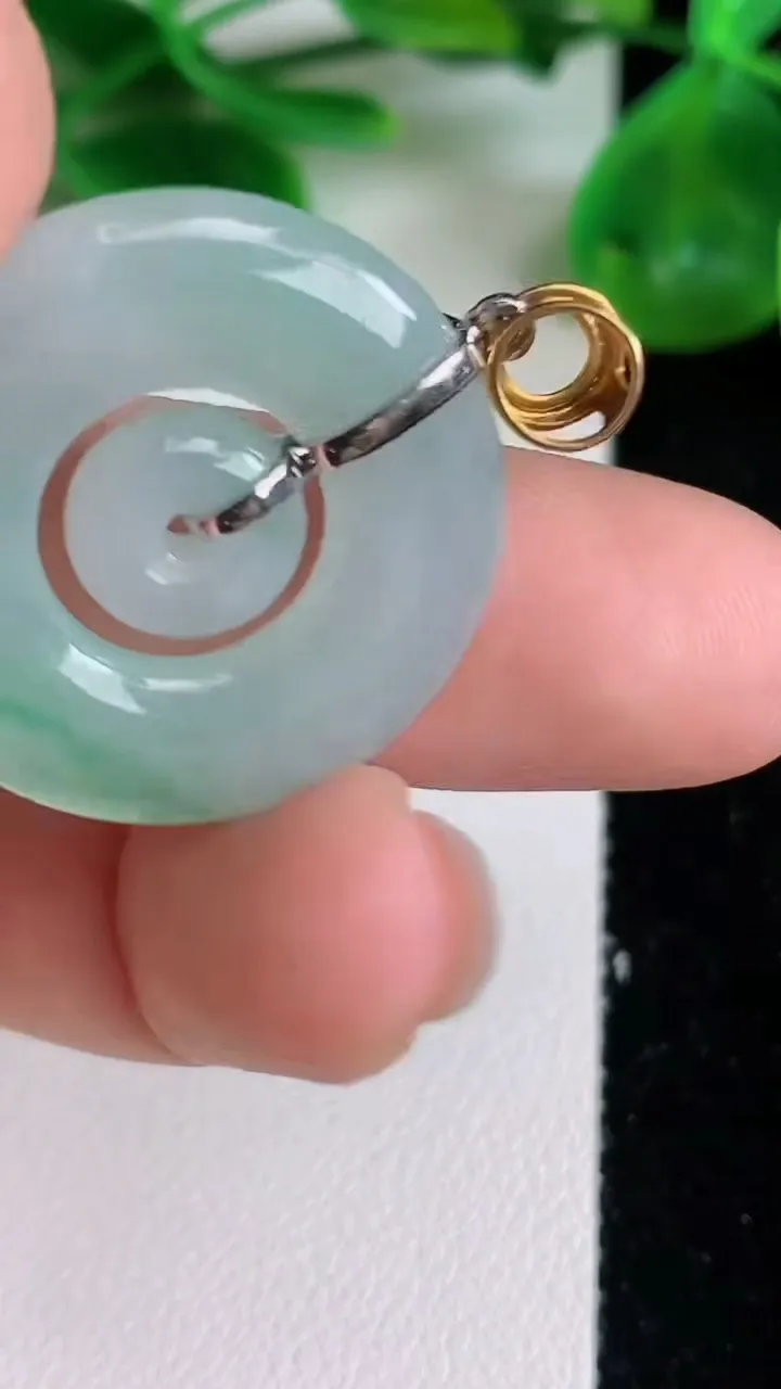 天然A货翡翠母子平安扣吊坠，尺寸25.4-4，重量:5.85g
6月22日