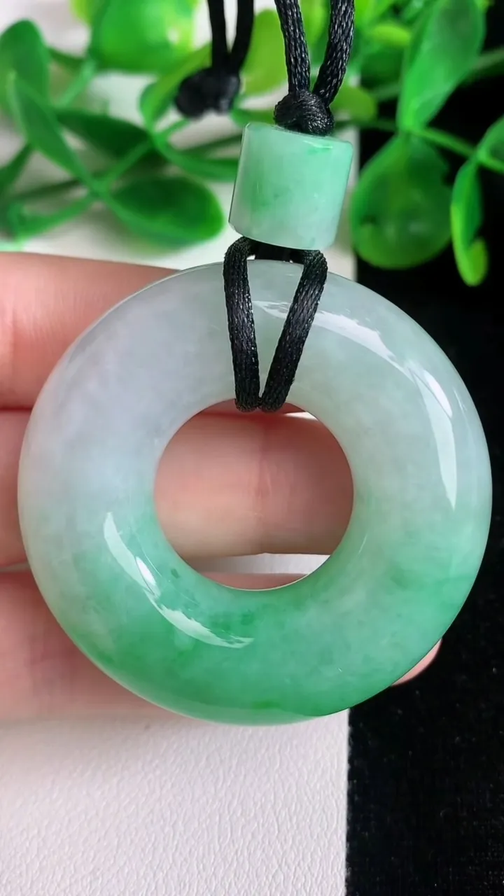 天然A货翡翠平安环吊坠，尺寸46-12，重量:47.98g
6月22日