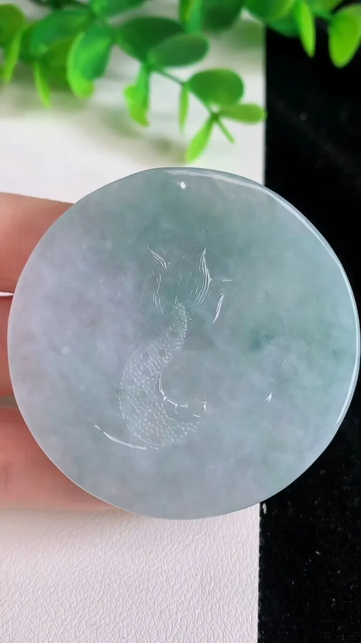 天然A货翡翠龙牌吊坠，尺寸53-5.4，重量:30.68g
6月22日