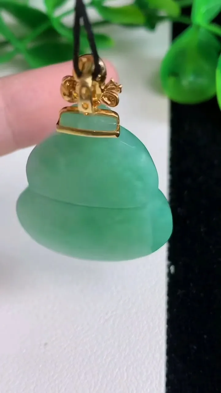 天然A货翡翠葫芦吊坠，尺寸37.8-28-11，重量:20.63g
6月22日