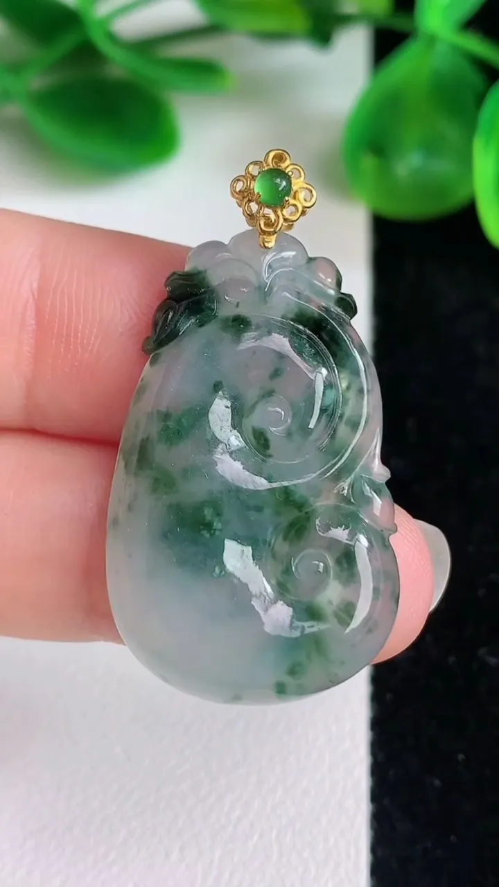 天然A货翡翠18k金飘花如意吊坠，尺寸30.8-20-4.3，重量:5.45g
6月22日