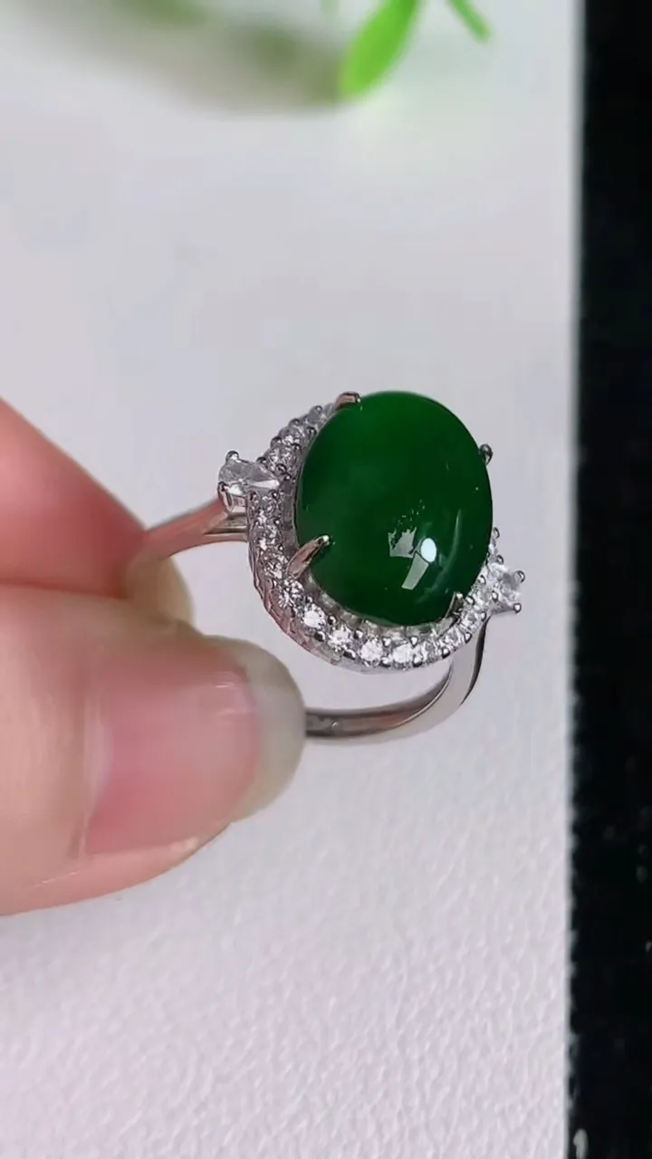 天然A货翡翠蛋面戒指，尺寸13.4-10，重量:3.03g2025年6月22日
工厂直销收藏佳品,种好水足，色泽均匀，有种有色，上手高大气！
