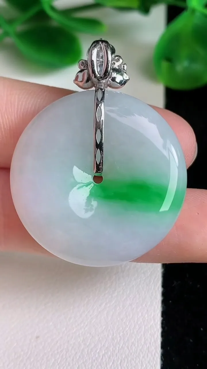 天然A货翡翠平安扣吊坠，尺寸29.8-6.4，重量:13.14g
6月22日