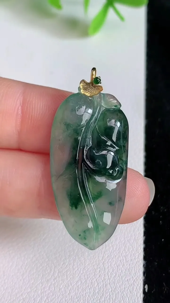 天然A货翡翠金枝玉叶 叶子吊坠，尺寸36-18-5.4，重量:5.17g
6月22日