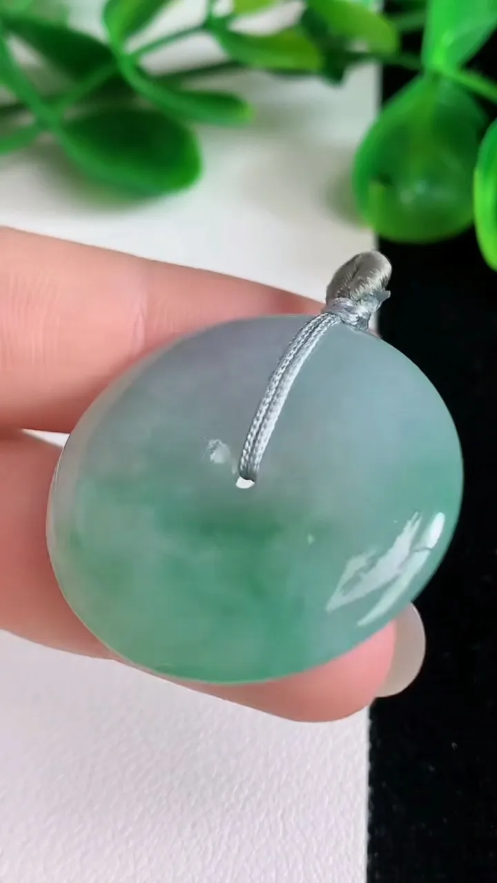 天然A货翡翠平安扣吊坠，尺寸30.5-5.8，重量:11.11g
6月22日