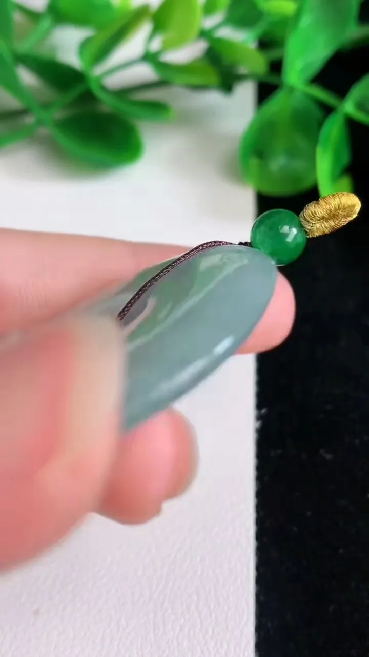 天然A货翡翠平安扣吊坠，尺寸38.4-6，重量:19.19g
6月22日