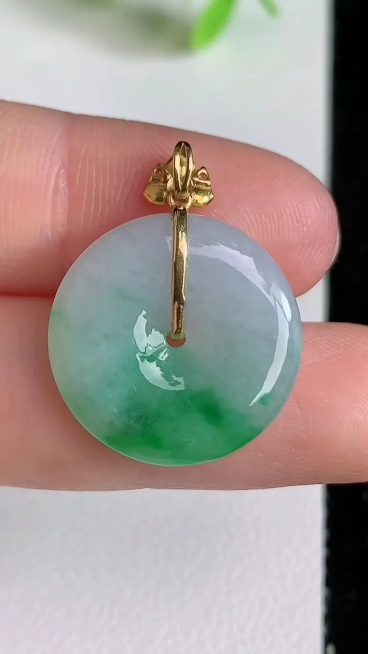 天然A货翡翠平安扣吊坠，尺寸19-3.7，重量:3.13g
6月22日