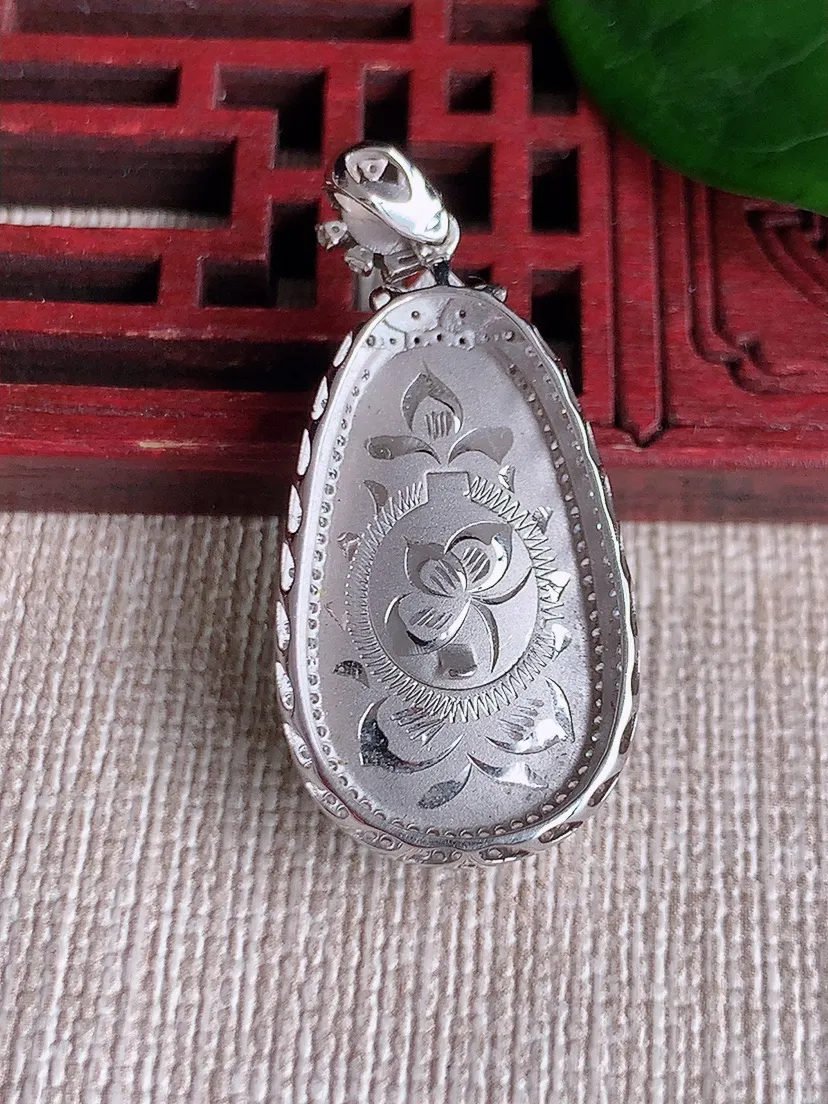 天然A货翡翠18K金伴阳绿如意吊坠尺寸34×16×7.4裸石21.7×12m量5.00g 0621