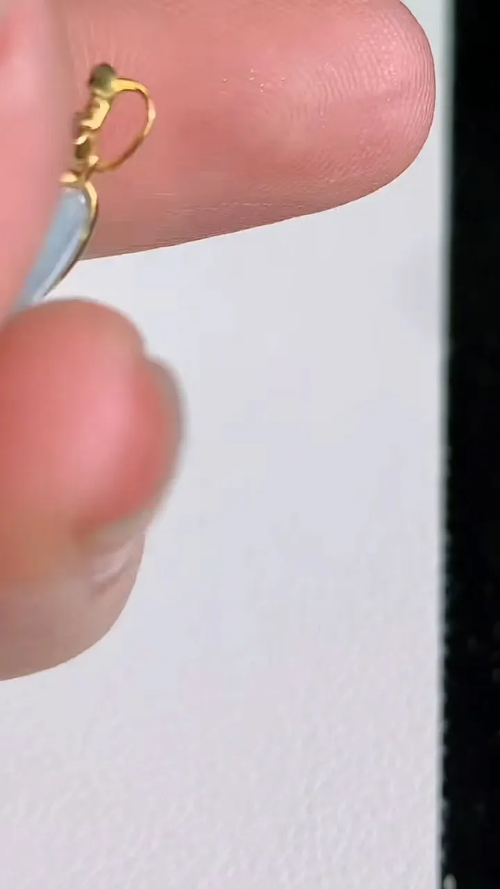 天然A货翡翠平安扣吊坠，尺寸19-3.7，重量:3.13g
6月22日