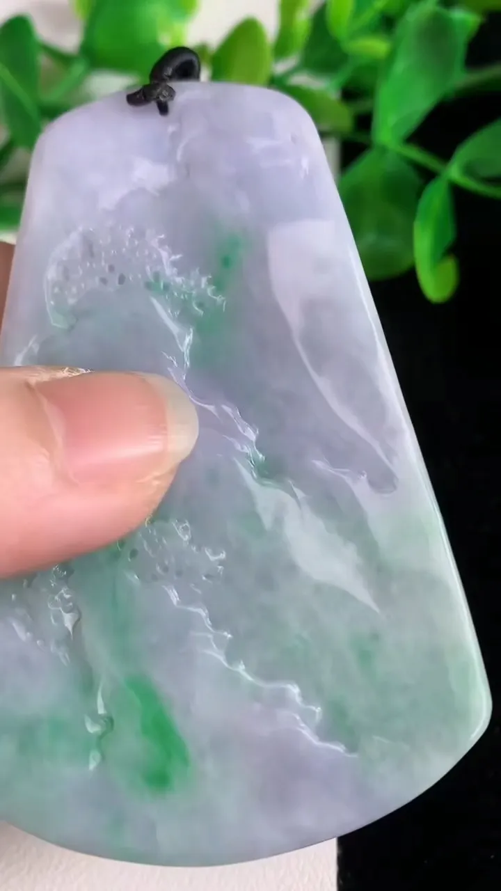 天然A货翡翠山水牌吊坠，尺寸72.5-47-9.3，重量:56.99g
6月22日