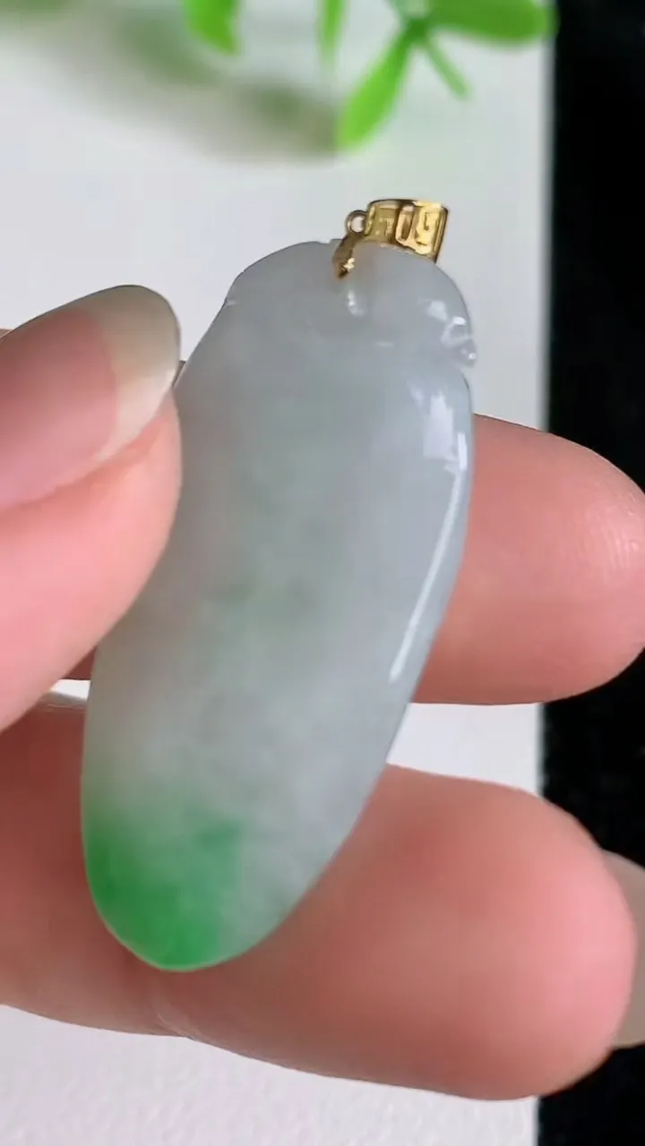 天然A货翡翠福瓜吊坠，尺寸32-15-5.7，重量:5.85g
6月22日