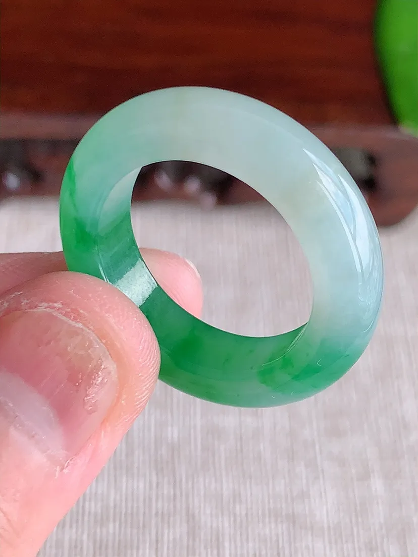 天然A货翡翠飘绿素面戒指尺寸19.6×5.7×4.7m量6.54g 0621