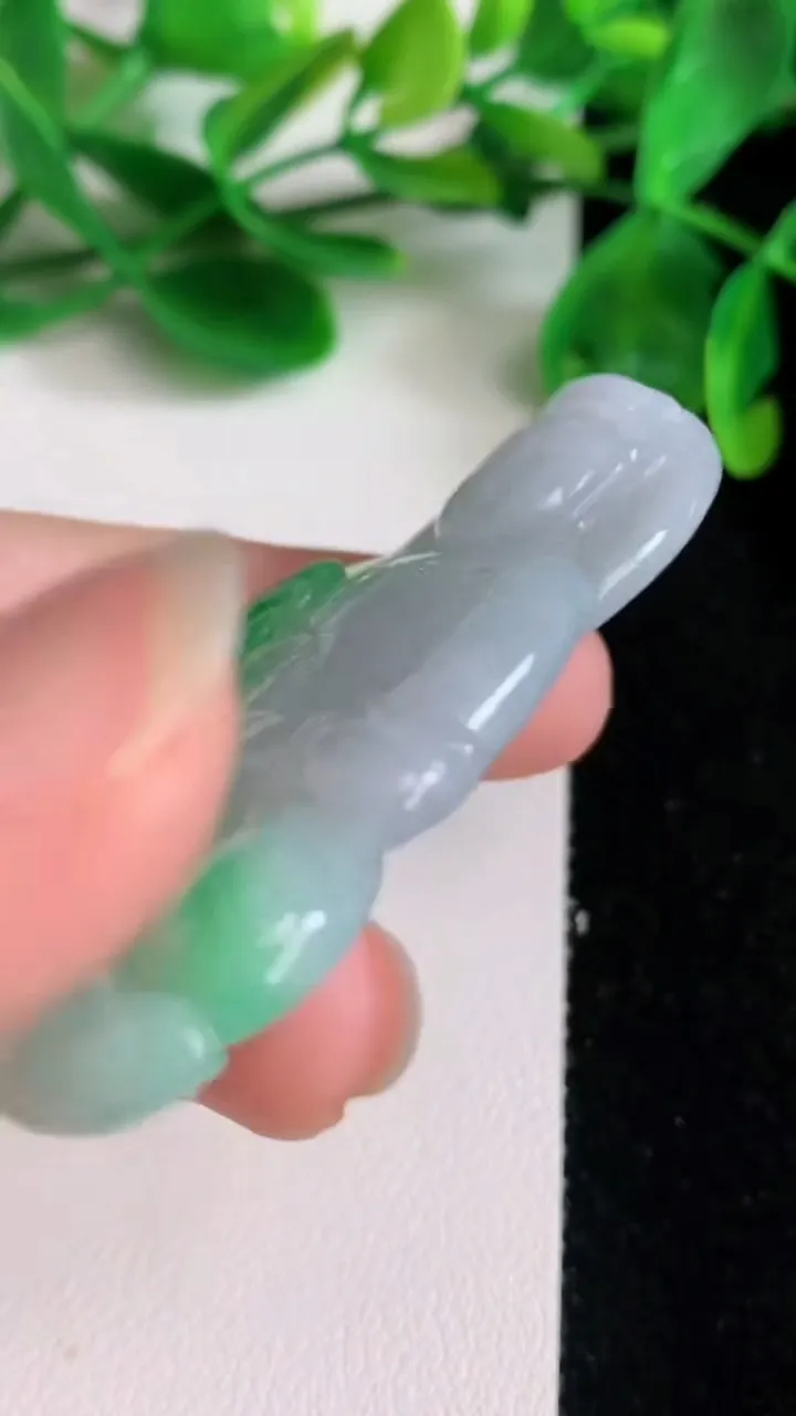 天然A货翡翠观音菩萨吊坠，尺寸55-33-6.3，重量:22.69g
6月22日