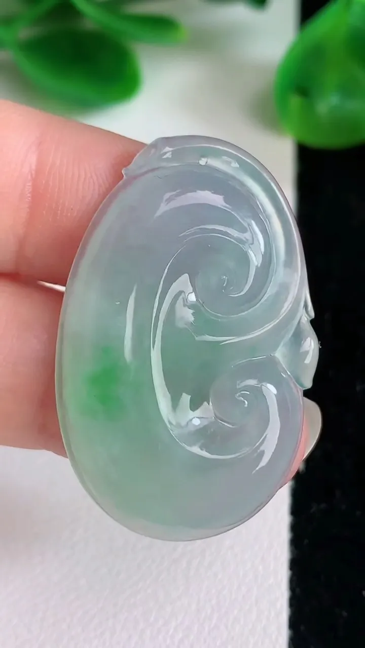 天然A货翡翠如意吊坠，尺寸36-22.7-4.3，重量:6.35g
6月22日