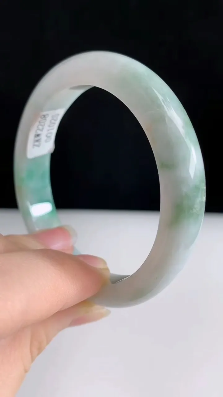 圈口50-51翡翠a货贵妃手镯尺寸51-46-10-8，重量:34.35g6月22日