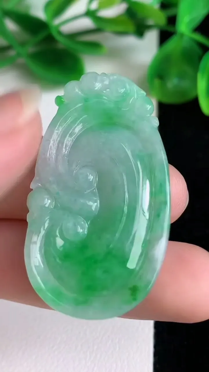 天然A货翡翠如意吊坠，尺寸42.3-23-5.2，重量:9.60g
6月22日