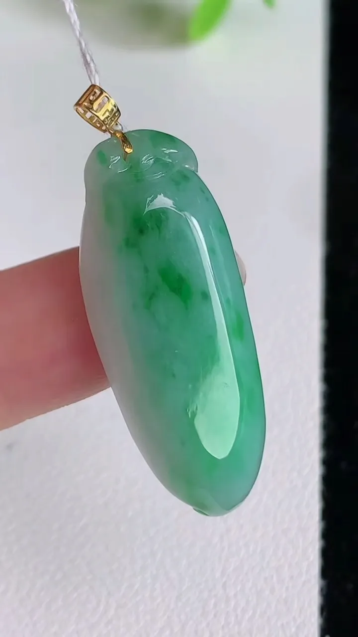 天然A货翡翠福瓜吊坠，尺寸32.6-12.7-6，重量:5.90g
6月22日