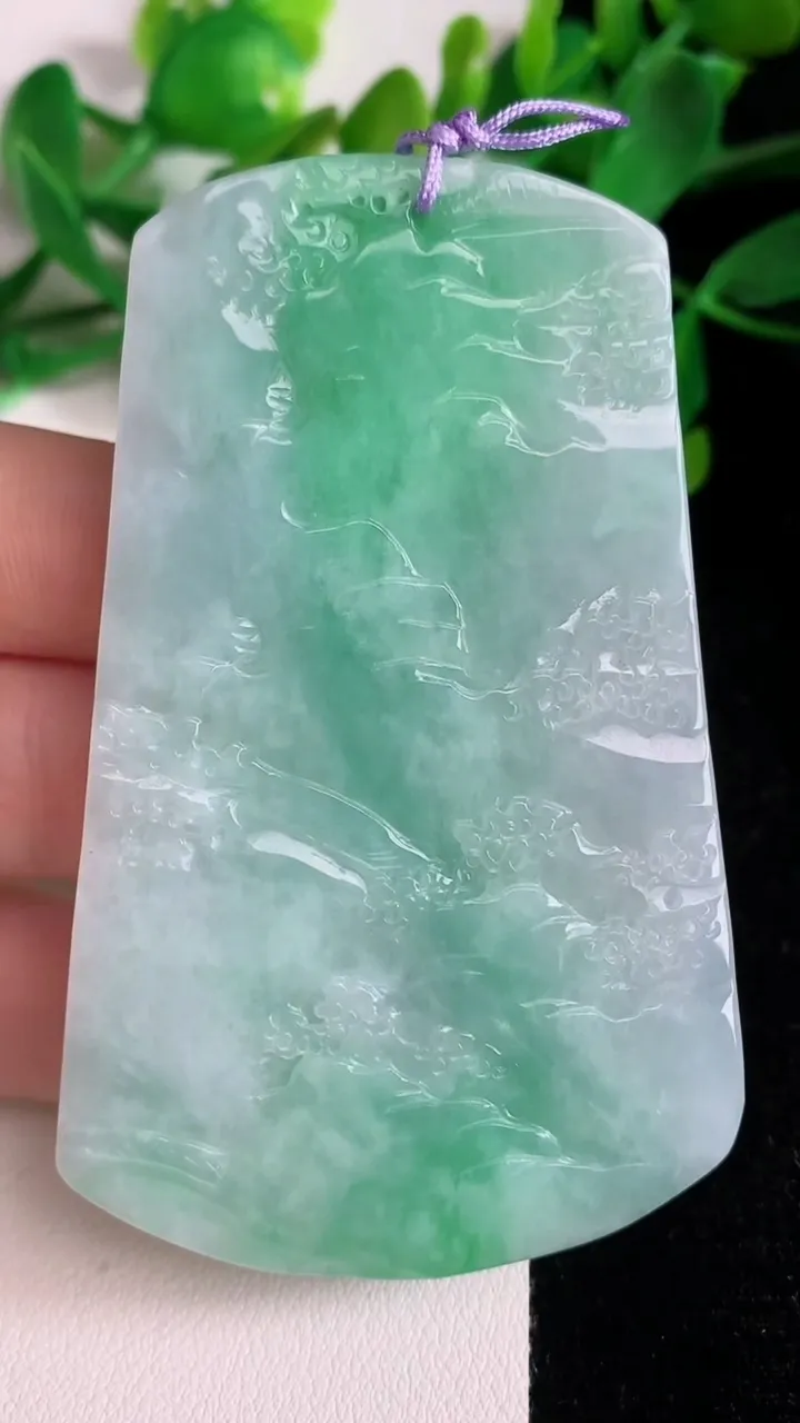 天然A货翡翠山水牌吊坠，尺寸75.7-47-6.5，重量:49.55g
6月22日