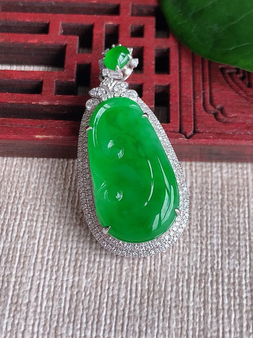 天然A货翡翠18K金伴阳绿如意吊坠尺寸34×16×7.4裸石21.7×12m量5.00g 0621