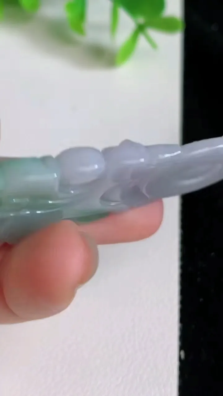 天然A货翡翠观音菩萨吊坠，尺寸55-23.2-5.3，重量:13.03g
6月22日