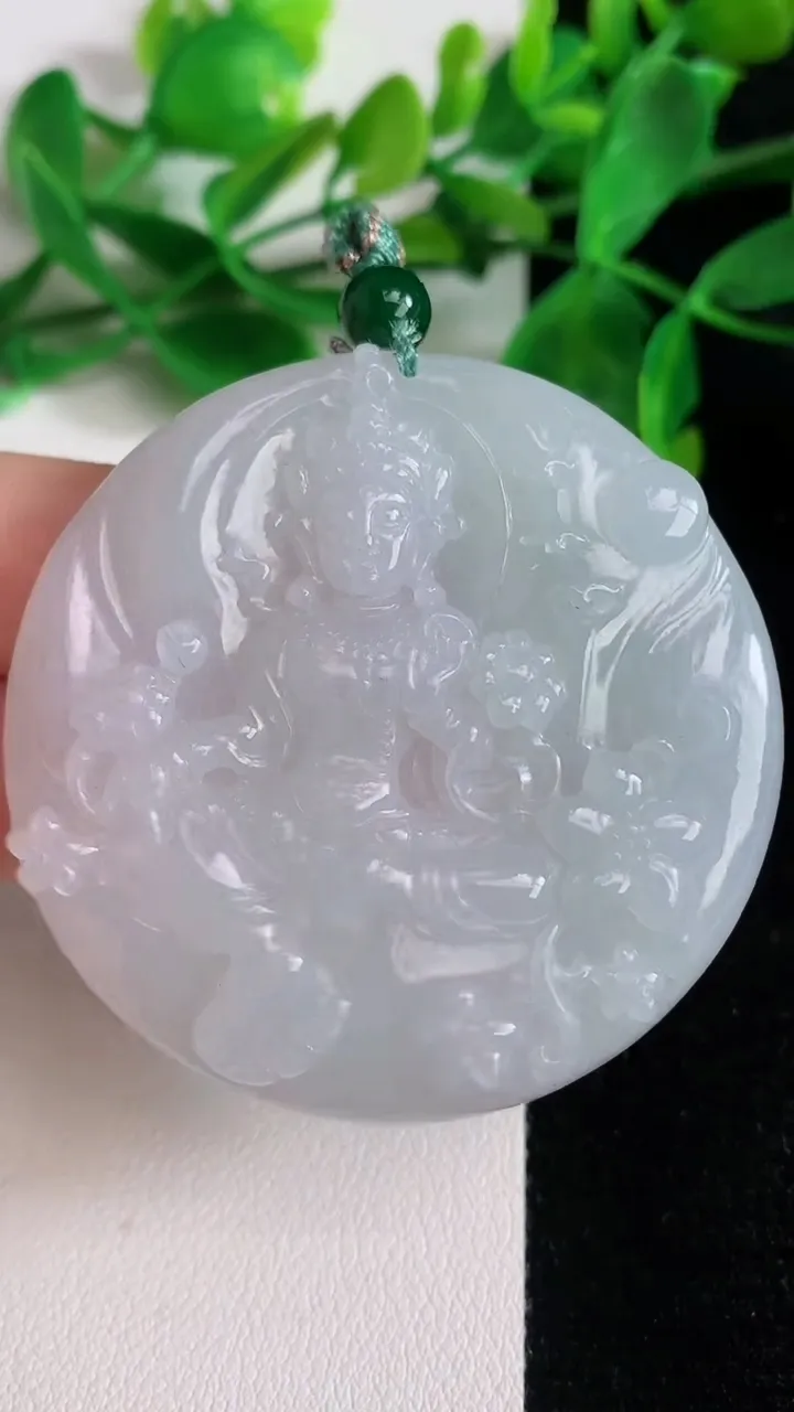 天然A货翡翠度母吊坠，尺寸51.5-6.8，重量:38.35g
6月22日