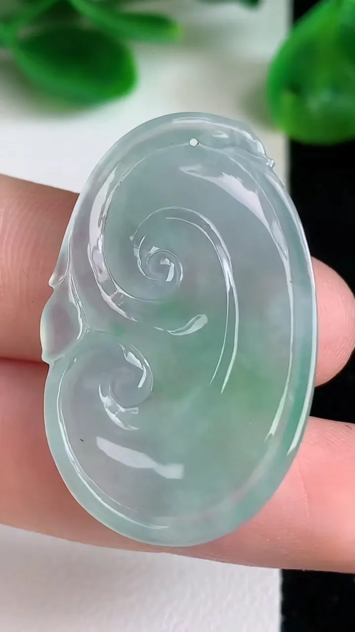 天然A货翡翠如意吊坠，尺寸36-22.7-4.3，重量:6.35g
6月22日