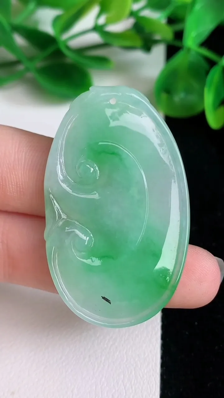 天然A货翡翠如意吊坠，尺寸44.8-27-4.4，重量:11.58g
6月22日
