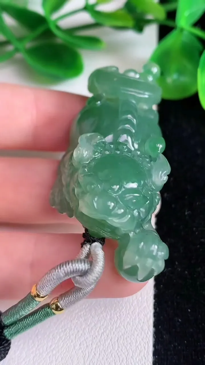 天然A货翡翠麒麟吊坠，尺寸49.5-21-17.3，重量:38.22g
6月22日