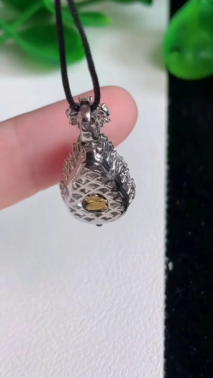 天然A货翡翠葫芦吊坠，尺寸24.2-12.3-9，12-8重量:3.08g
6月22日