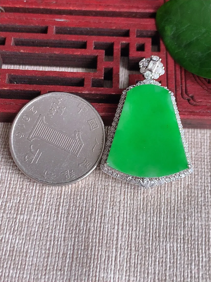 天然A货翡翠18K金伴阳绿无事牌吊坠尺寸34.4×23.2×7.3裸石23.2×19m量5.84g 0621