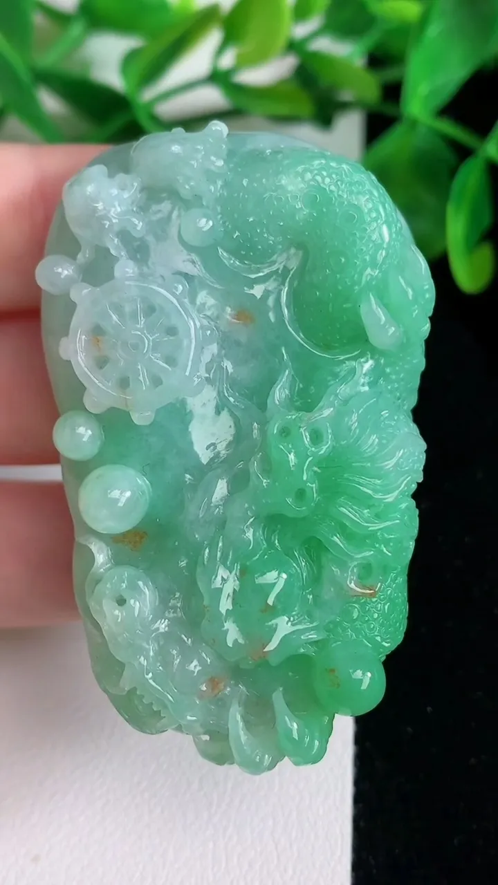 天然A货翡翠龙牌吊坠，尺寸57.3-35.4-12.7，重量:48.90g
6月22日