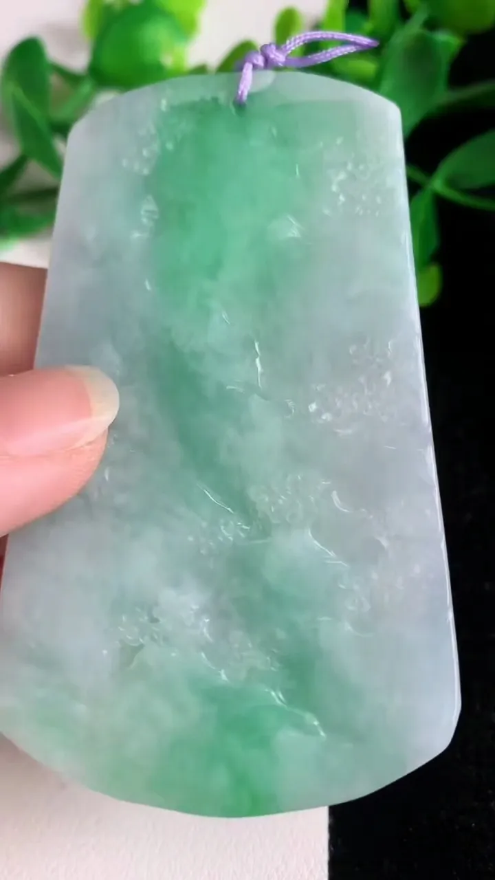 天然A货翡翠山水牌吊坠，尺寸75.7-47-6.5，重量:49.55g
6月22日