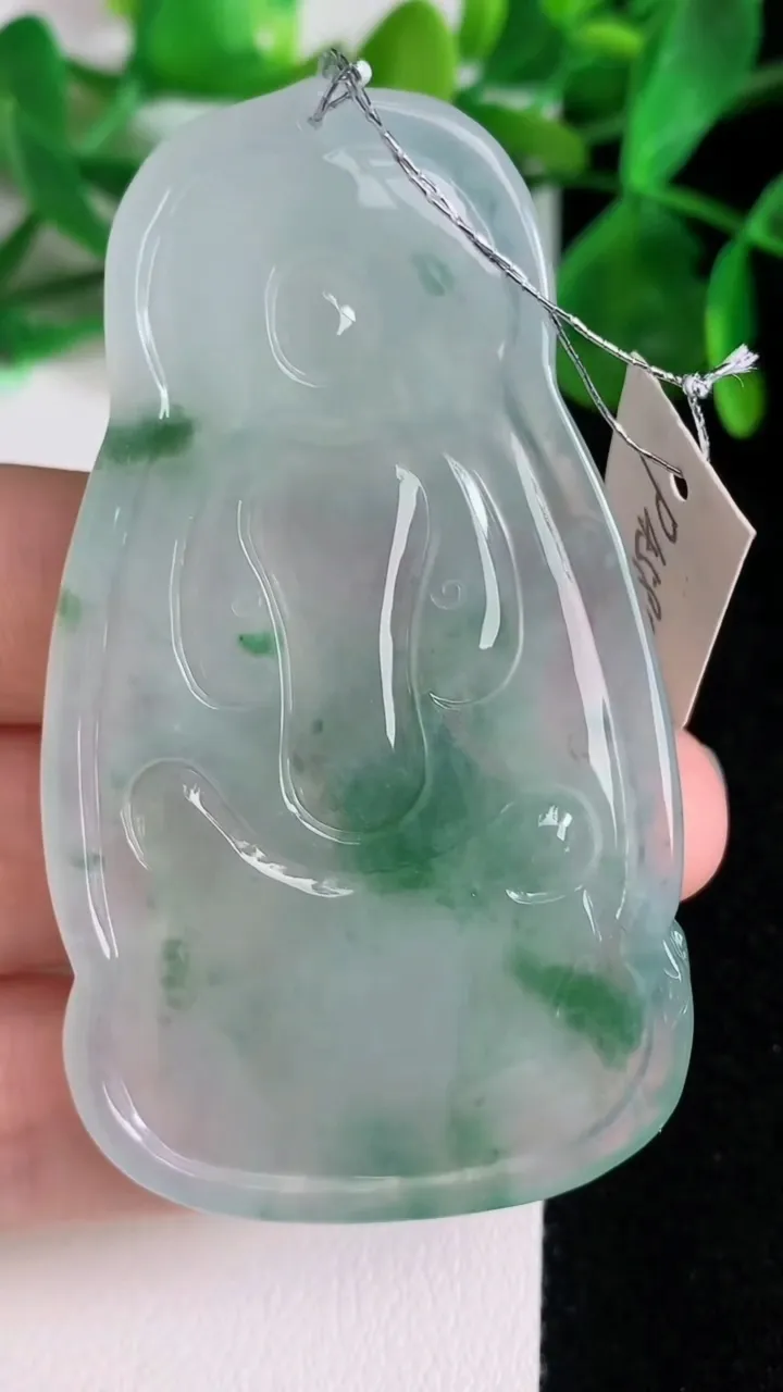 天然A货翡翠大势至观音菩萨吊坠，尺寸65.7-37.4-6，重量:30.98g
6月22日