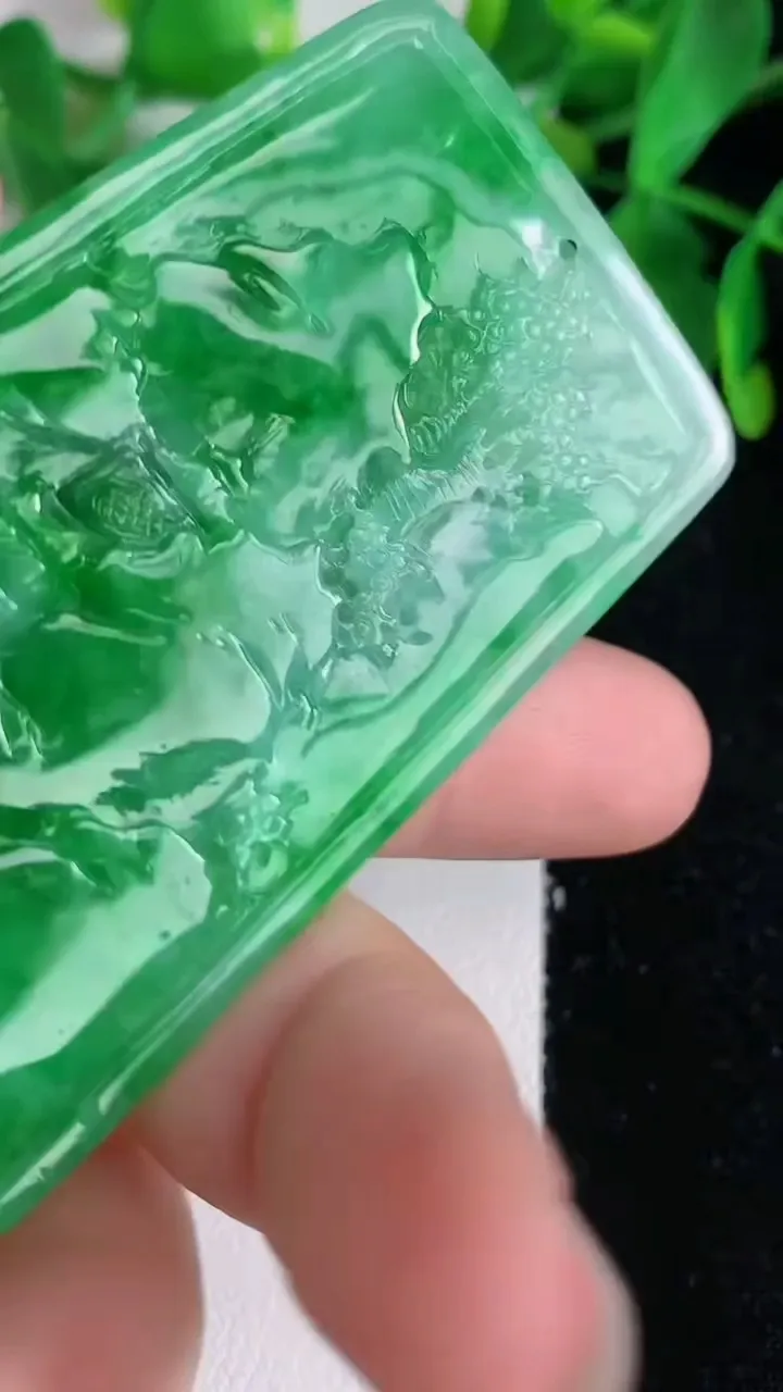天然A货翡翠山水牌吊坠，尺寸63.6-38-5.2，重量:28.16g
6月22日