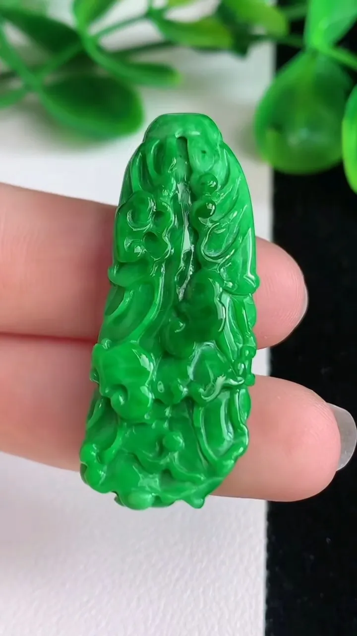 天然A货翡翠白菜吊坠，尺寸40.2-15.8-10.5，重量:10.84g
6月22日