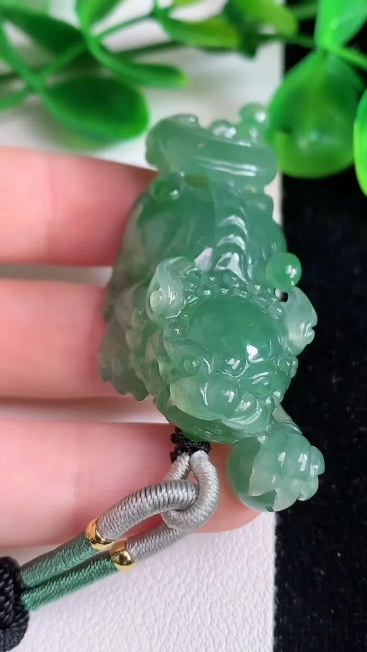 天然A货翡翠麒麟吊坠，尺寸49.5-21-17.3，重量:38.22g
6月22日