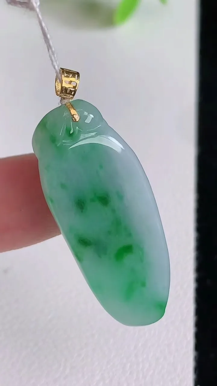 天然A货翡翠福瓜吊坠，尺寸32.6-12.7-6，重量:5.90g
6月22日