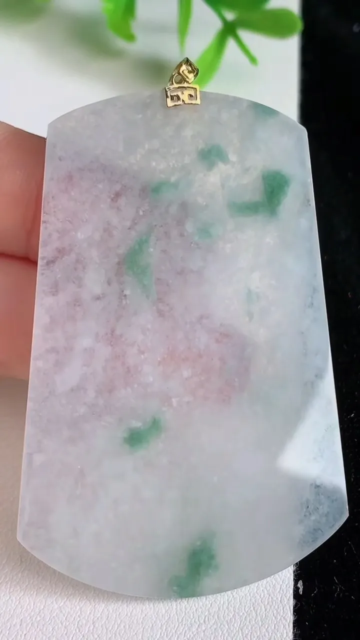 天然A货翡翠18k金飘花无事牌吊坠，尺寸60.6-40.5-2.4，重量:17.37g
6月22日